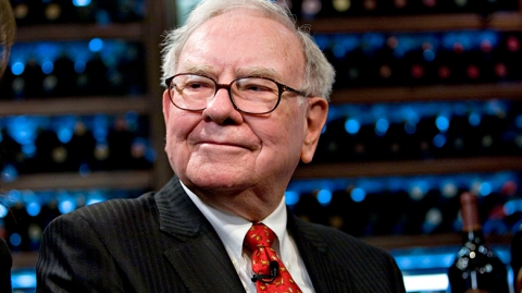 شخص يدفع ملايين الدولارات ليتناول الغداء مع وارن بافت