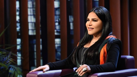 أحلام تستعد لتبني طفلة عراقية 