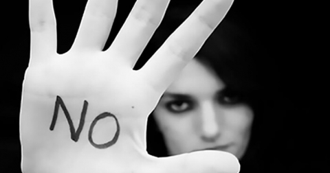 لماذا يتسبب بعض الرجال في إيذاء النساء؟