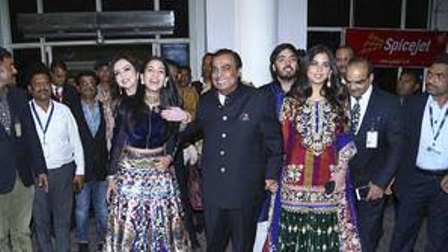 شاروخان يراقص هيلاري كلينتون على أنغام الموسيقى الهندية