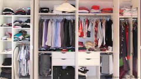 هل تزعجك رائحة الرطوبة في خزانة ملابسك؟ إليك الحل النهائي