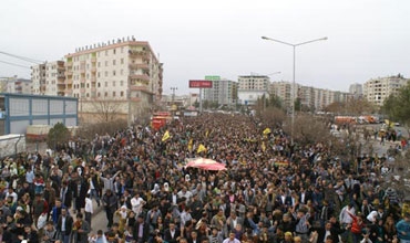 الاف الكرد ينظمون مسيرة للكشف عن المقابر الجماعية بتركيا