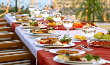 مطعم سعودي يفرض غرامة على زبائنه الذين لا يكملون طعامهم!!