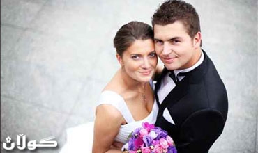 حماة انهالت على ابنها ضربا لانه البس عروسه الحذاء بنفسه!!