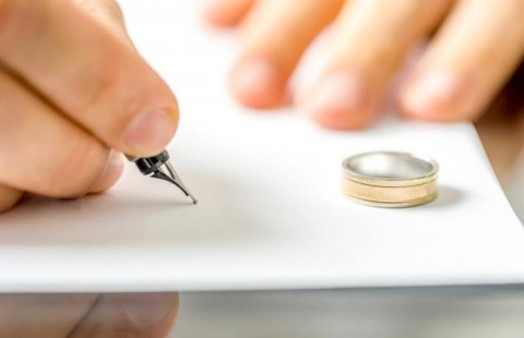 بعد 3 دقائق من الزواج امرأة تطلب الطلاق... والسبب؟