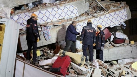 مؤسسة البارزاني الخيرية ترسل مساعدات لمنكوبي الزلزال بكوردستان تركيا