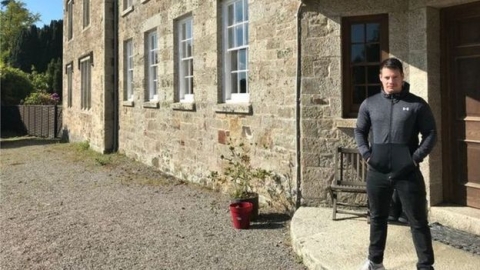 عامل رعاية اجتماعية يرث قصرا في انجلترا بموجب فحص الحمض النووي