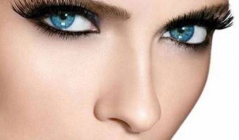 إليكِ هذه الطرق الصحية لتطويل الرّموش