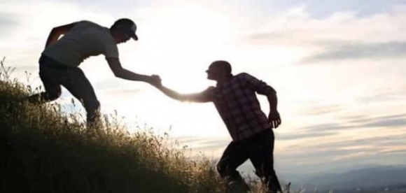 عندما تساعد الآخرين فإنك تدمر نفسك إلا إذا 