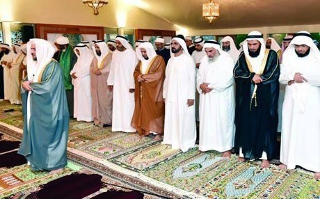 كوردي يؤم لحاكم دبي وعدد من علماء امارات