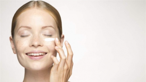 لمحاربة ترهل الجفون... إليكِ هذه الخطوات!