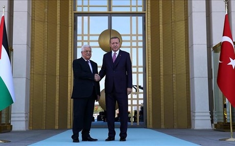 أردوغان يستقبل عباس في المجمع الرئاسي 