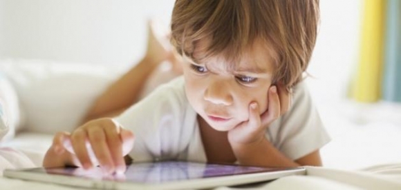 كيف تقللين من تعلق طفلكِ بالأجهزة اللوحية؟