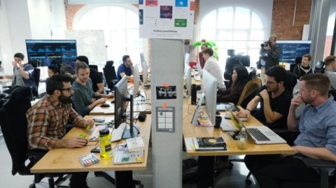 كيف نتفادى تشتت الانتباه في بيئات العمل الحديثة؟