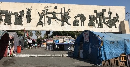 عام دامٍ من احتجاجات العراق.. هل حانت لحظة النهاية؟