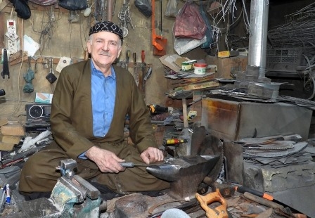 في السليمانية.. العم يونس السبعيني يقاوم الزمن بسكاكينه