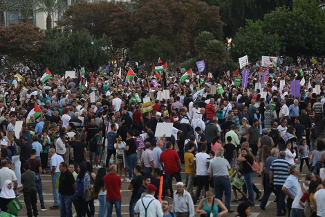  الآلاف يتظاهرون في تل أبيب ضد 