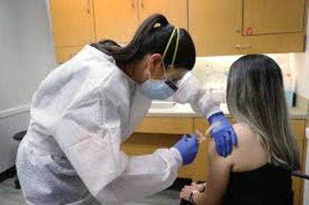 لقاح فيروس كورونا: من يحدد سلامته وكيف؟