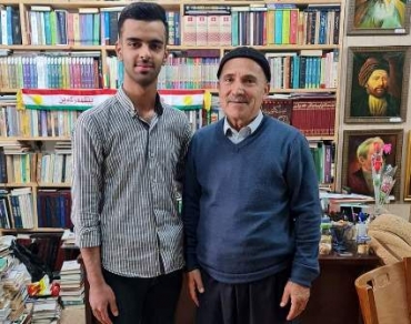 يوسف جالاك... شاب يتطوع لنشر ثقافة القراءة