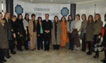 Karsazên Jin yên Kurdistanê li Dîyarbekirê Portokolan Mor Dikin