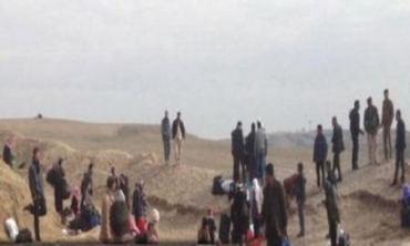 Çend Tîmên Çekdar Bi Zorê Pere Ji Penaberên Kurd Distînin