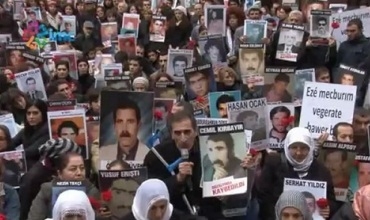 Dayîkên Şemiyê 400 heftene li zarokên xwe digerin (Vîdyo)