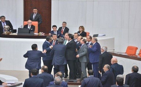 Li Enqere di nav partiyan de pevçûn