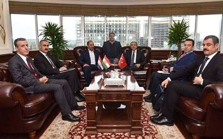 Wezîrê Tirk ala Kurdistanê li kêleka ala Tirkiyê danî!