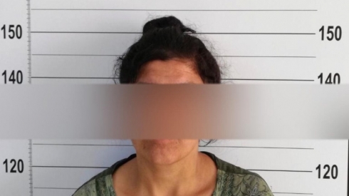 Jinek zilamek dikuje û li goristanê davêje