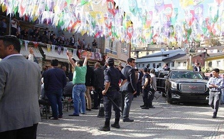 Li Bitlîsê jî alîgirên HDPê pişta xwe dan Davûtoglu!