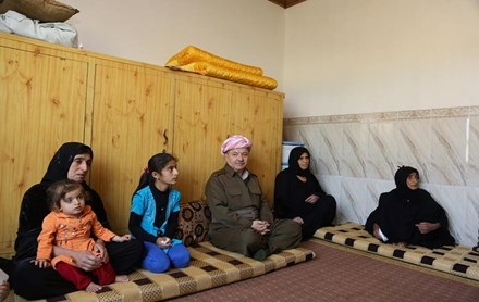 Serok Barzanî serdana mala Şehîd Hucam û sengerên Pêşmerge kir