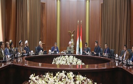 Serok Barzanî li gel kesayetî û nûnerên çînûtuwêjên bajarê Xurmatû civiya