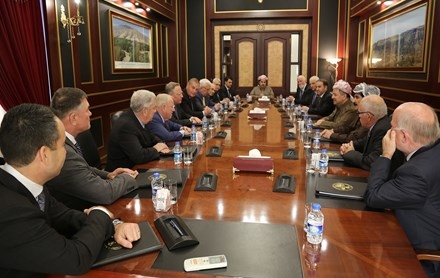 Serok Barzanî li gel hejmarek kevne berpirsên serbaziyên Amerîka û Hevpeymanan civiya