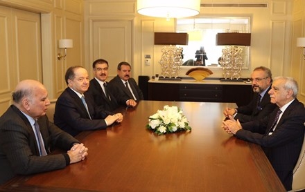 Serok Barzanî li gel her dû kesayetiyên Bakûr Ehmed Tirk û Sirrî Sakik civiya