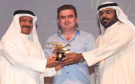 Derhênerekî kurd xelat wergirt