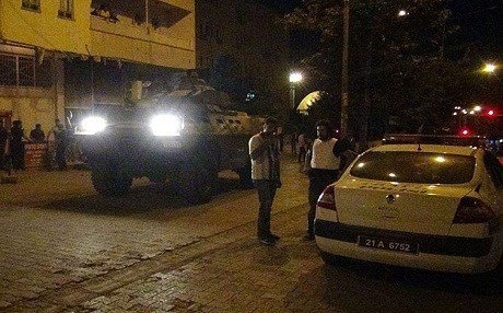 Amed – Polîsek û sivîlek hatin kuştin