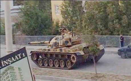 Amed/Farqîn – Tank derbasî nav bajêr bûn!