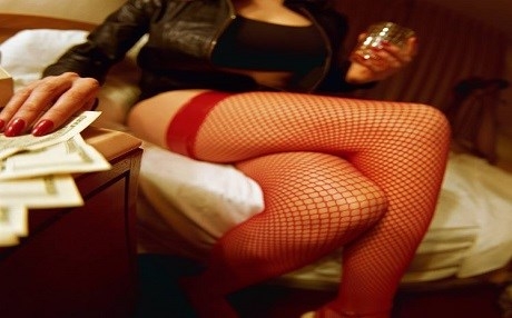 Bi perê sendewîçekê seksê dikin!