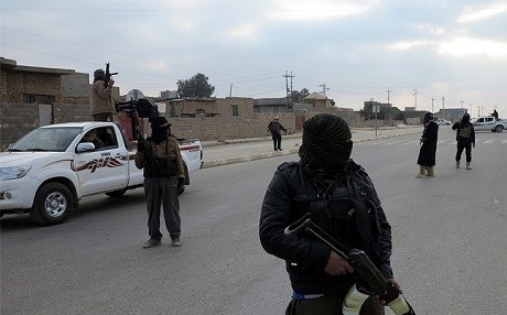 DAIŞê ji kerba şerê Rumadî, bi dehan çekdarên xwe îdam kirin!