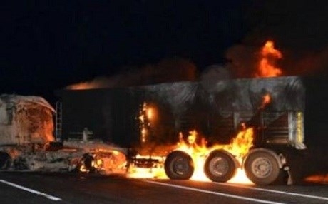 Tankê li kamyonan da: 30 kamyon şewitîn!