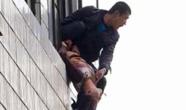 Bavek 7 keçên xwe dikuje