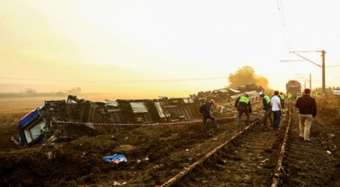 Li Tirkiyê trêna rêwiyan ji rê derket; 24 kes mirin, 338 kes birîndar bûn
