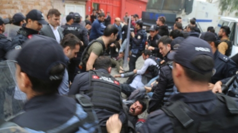 Li Cizîrê polisan mudaxaleyî xwepêşandana dijî qeyyuma kir