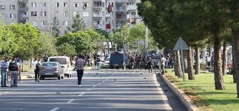 AMED - Bombe bi servîsa polîsan ve teqiya; 3 kuştî, 45 birîndar 
