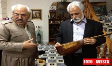 Felekedîn Kakeyî tembûrek diyarî hunermend Brader Musikî kir