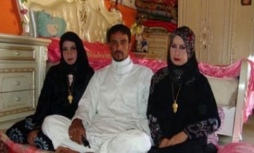 Di rojekê de bi 2 keçan re zewicî û dewata wan jî yek bû