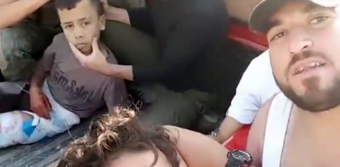 Çekdarên grubekî tirkmenên Sûriyê serê zarokekî dibrin