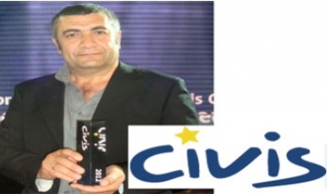 Derhênerê Kurd Mano Xelîl xelata Civis ya 2012 wergirt