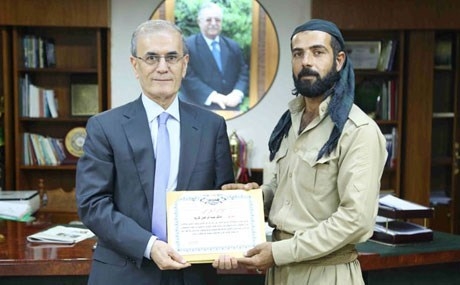 Parêzgarê Kerkûkê xelata ‘Wêrekiyê’ da pêşmergeyê ku 70 birîndar rizgar kirin