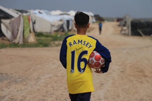 Lîstikvanên Arsenalê meaşên xwe didin koçberan